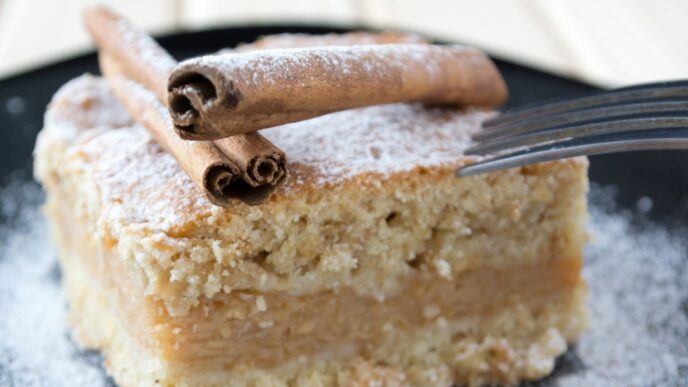 Hrskave mrvice i mekani biskvit: Recept za jednostavan biskvitni kolač s prhkim slojem cimeta