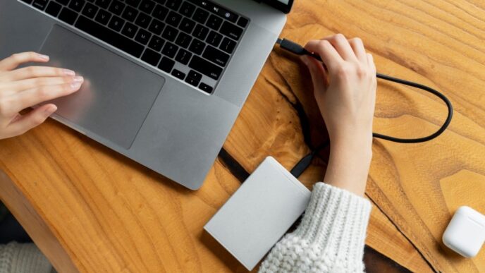 Držite li laptop stalno na punjaču? Evo kada ova navika može utjecati na životni vijek baterije