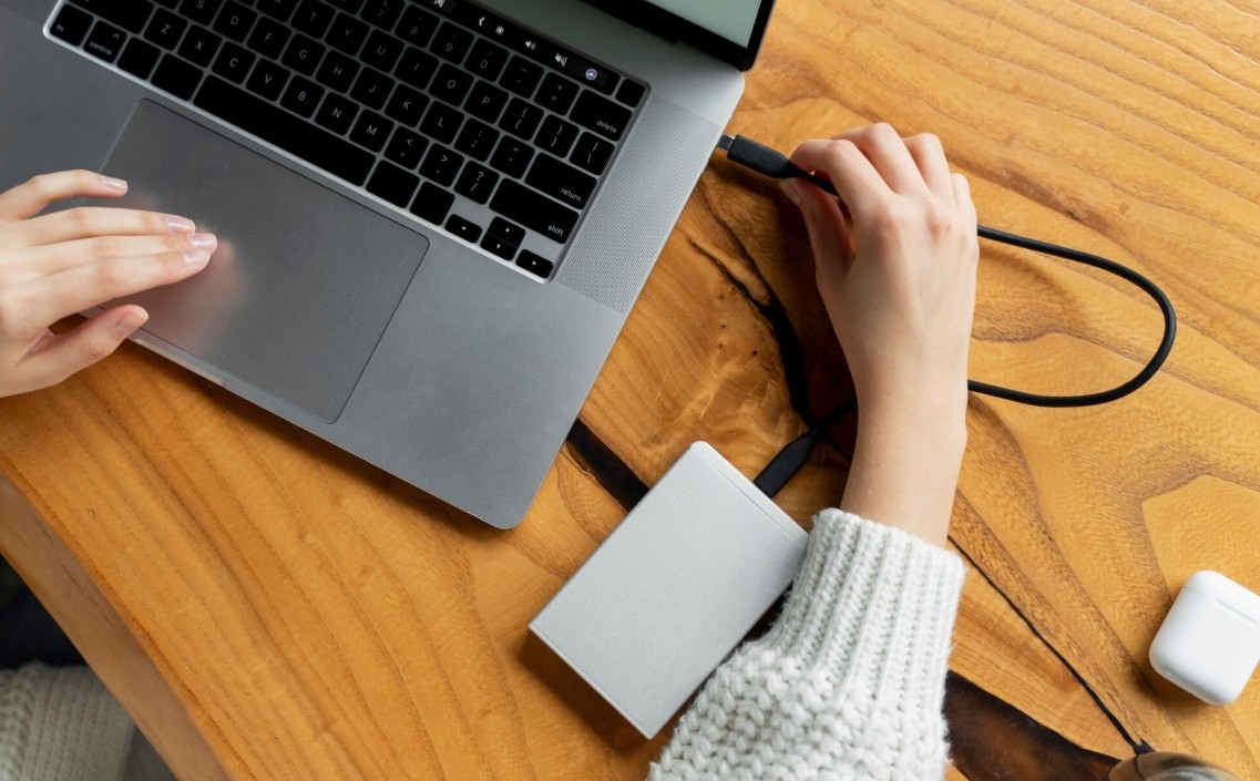 Držite li laptop stalno na punjaču? Evo kada ova navika može utjecati na životni vijek baterije